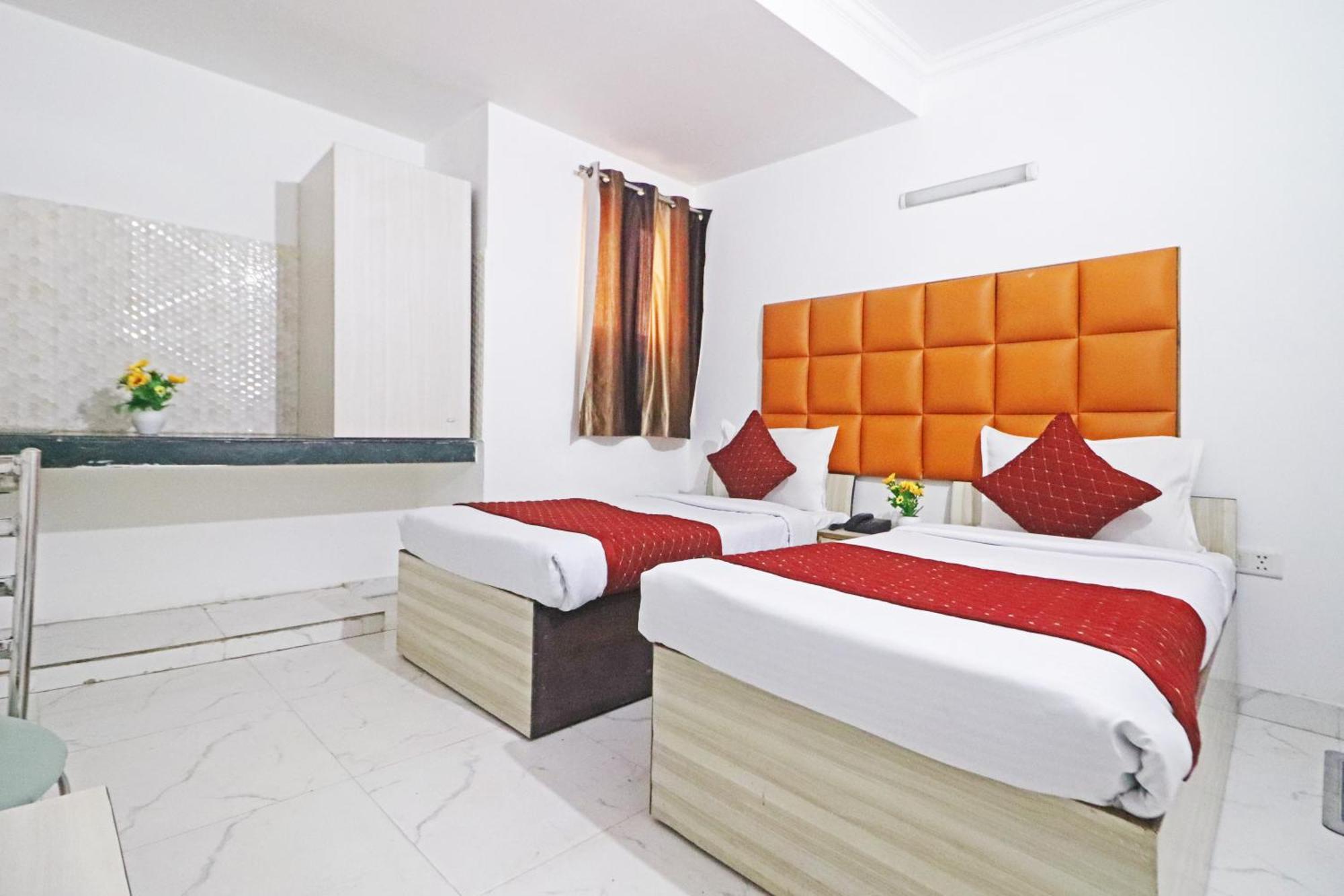 Hotel Clink New Delhi Airport Esterno foto