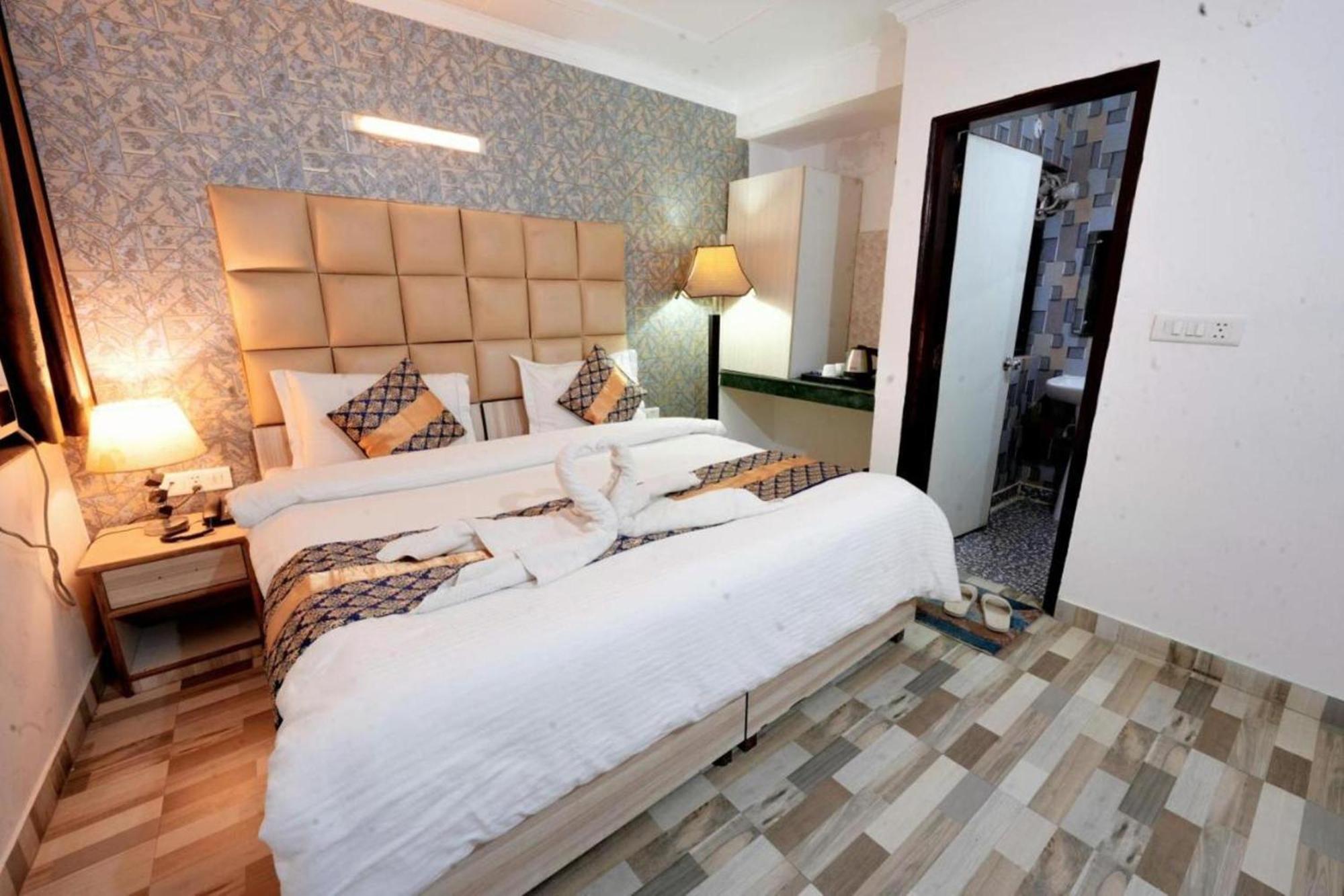 Hotel Clink New Delhi Airport Esterno foto