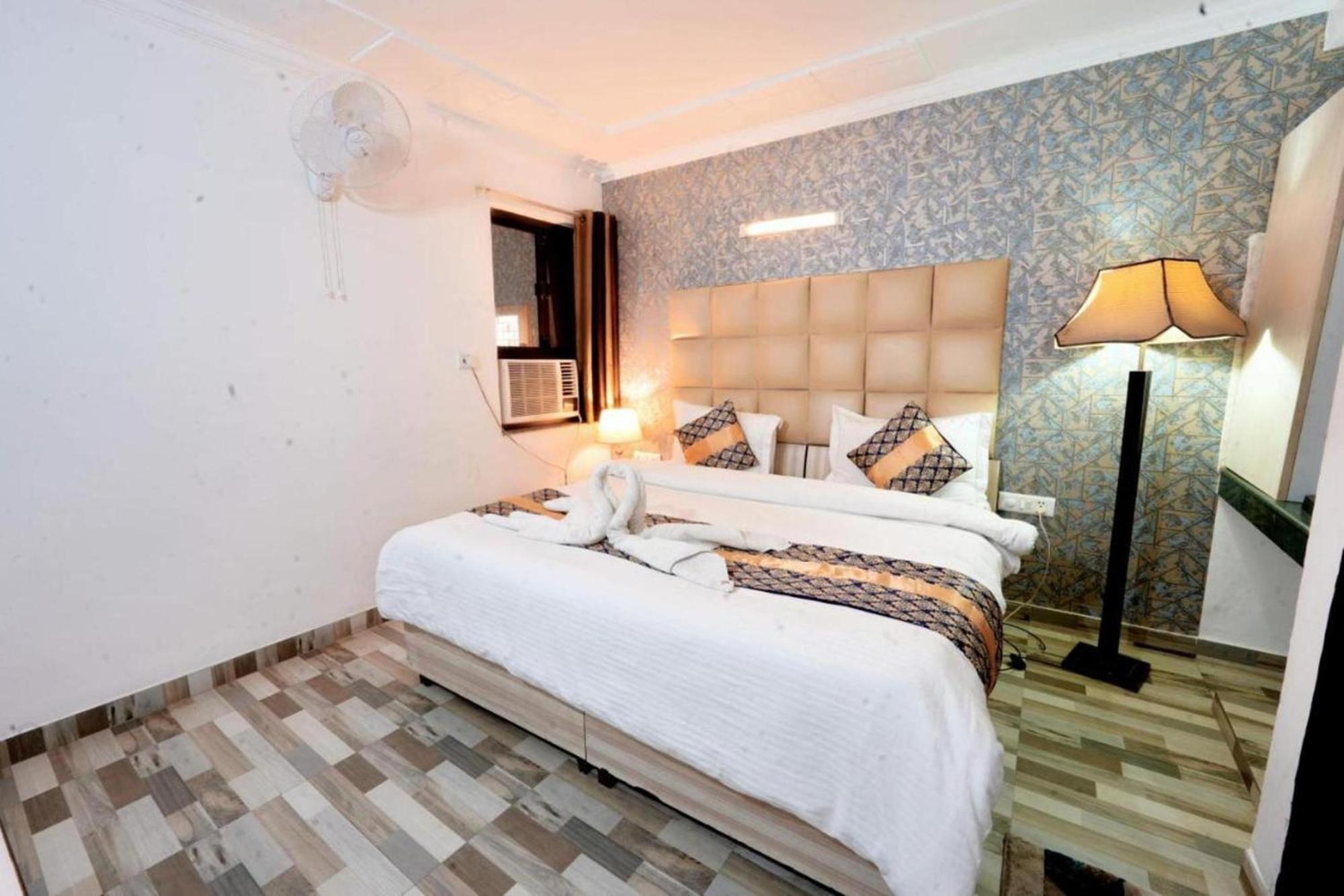 Hotel Clink New Delhi Airport Esterno foto