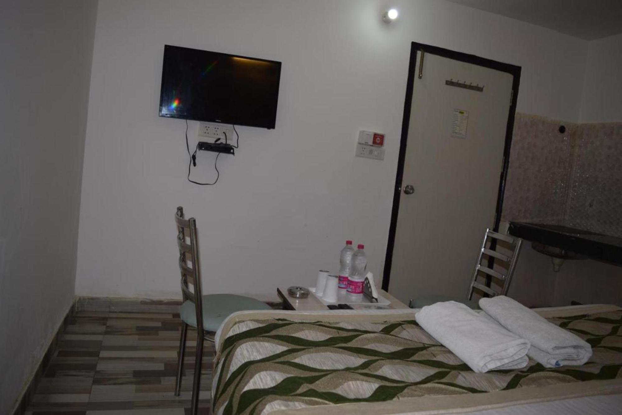 Hotel Clink New Delhi Airport Esterno foto