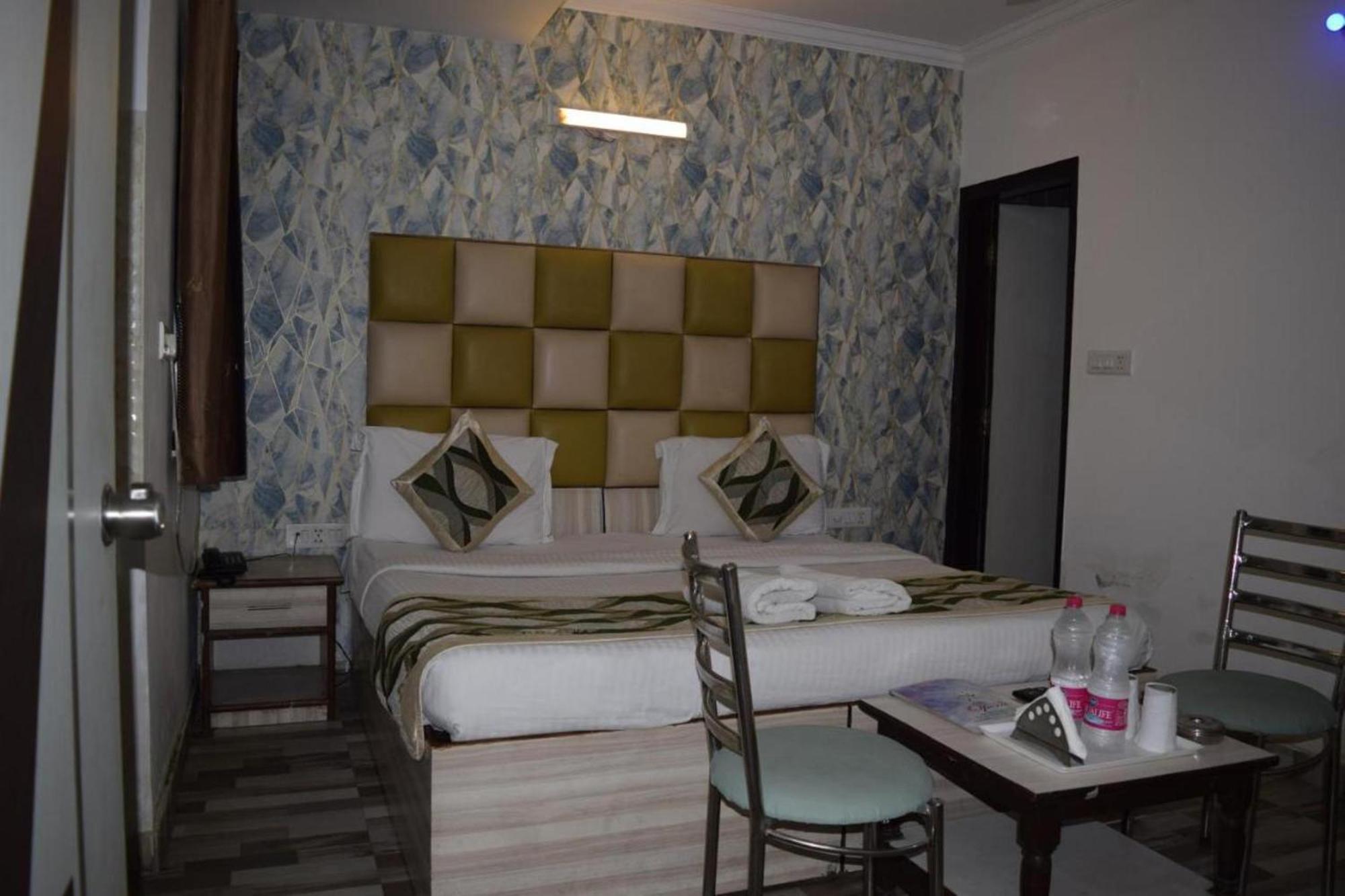Hotel Clink New Delhi Airport Esterno foto