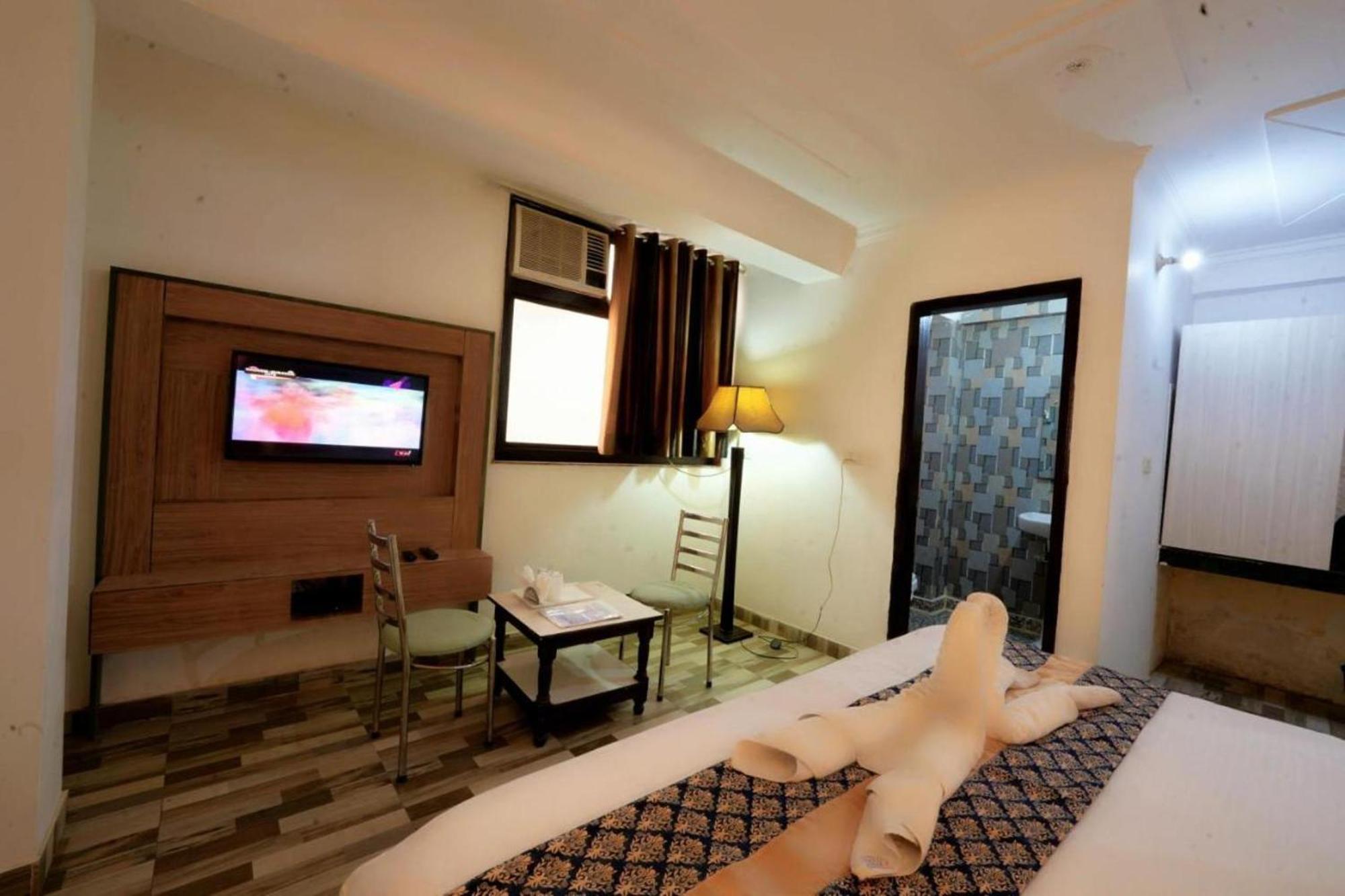 Hotel Clink New Delhi Airport Esterno foto