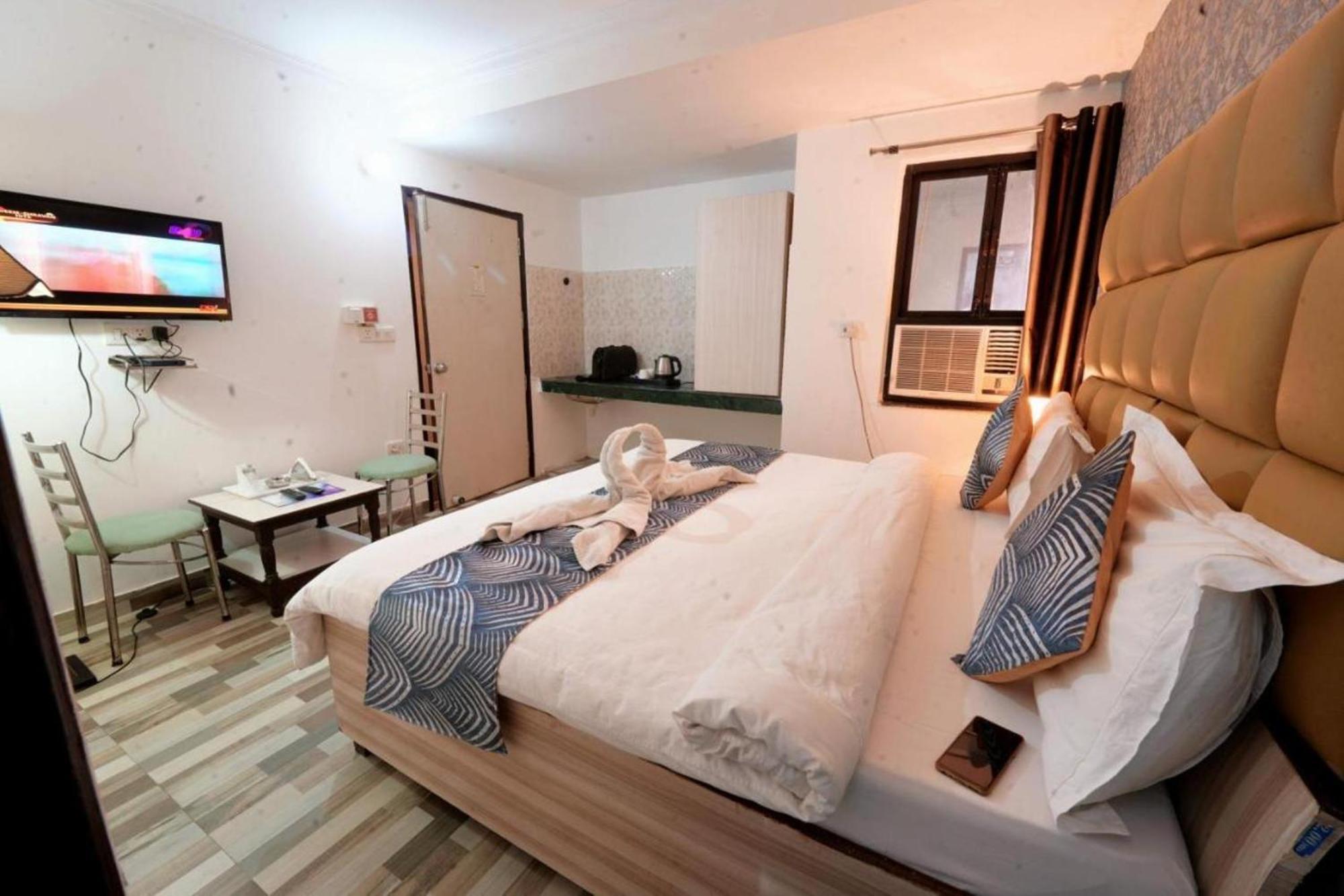 Hotel Clink New Delhi Airport Esterno foto
