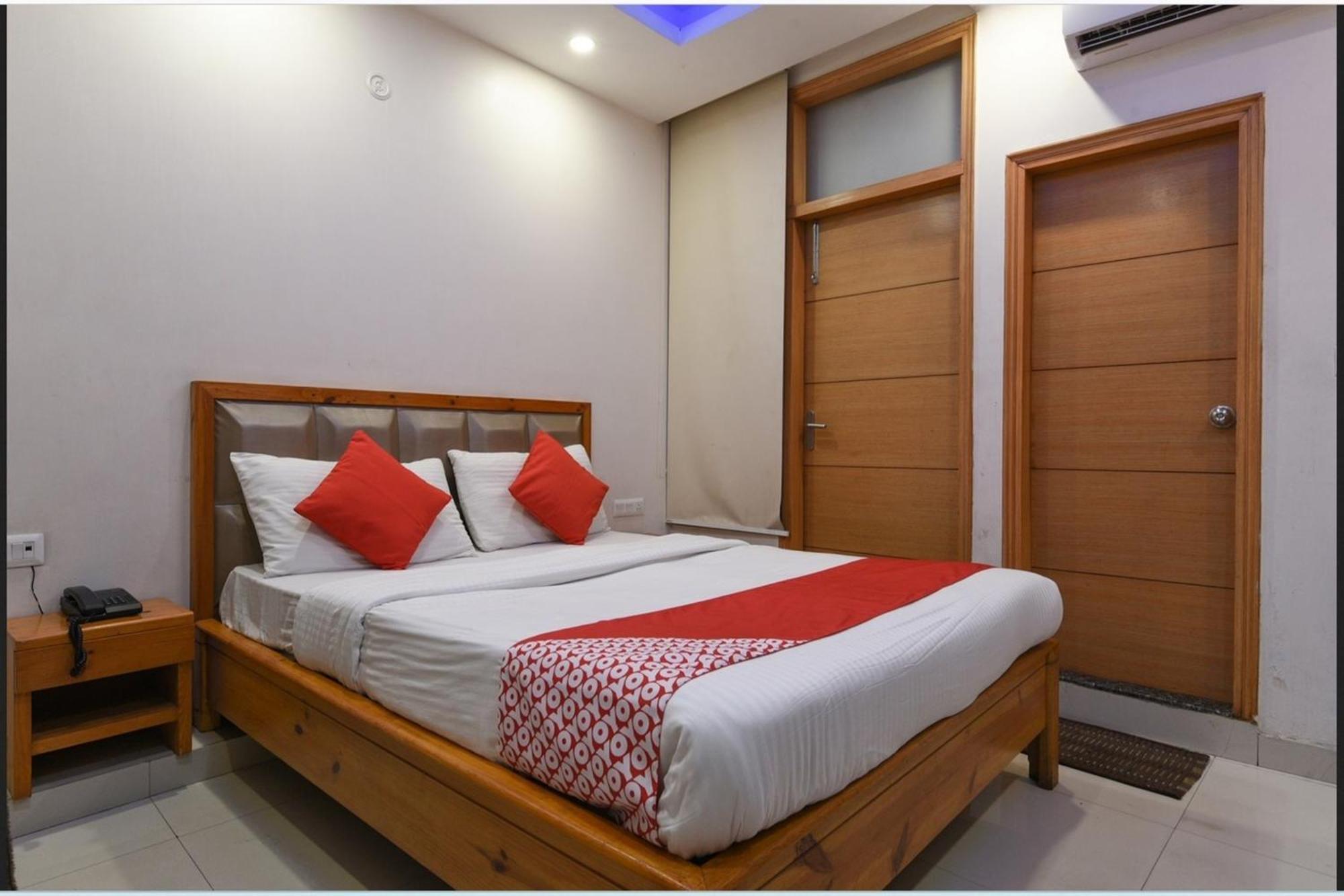 Hotel Clink New Delhi Airport Esterno foto