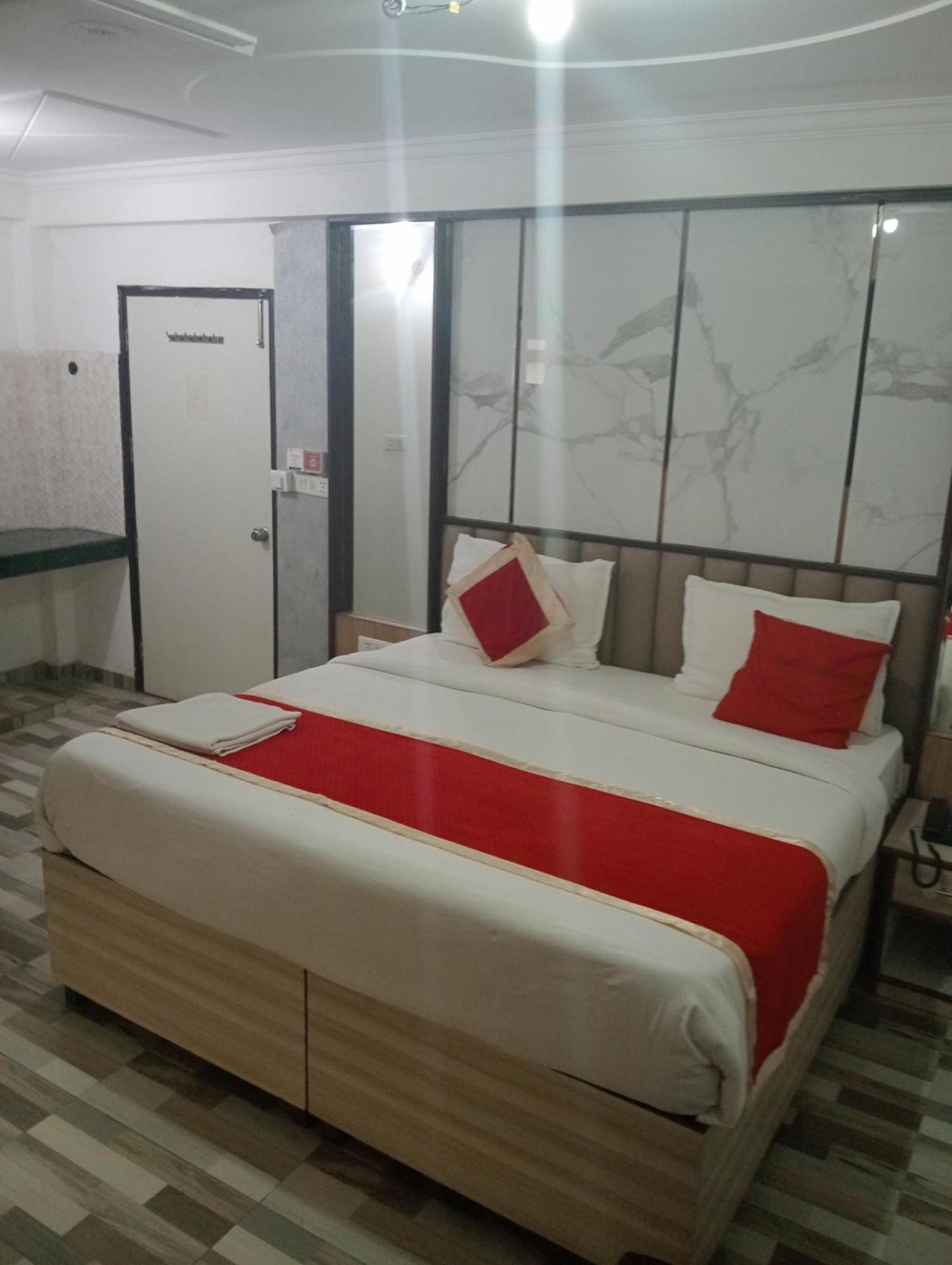 Hotel Clink New Delhi Airport Esterno foto