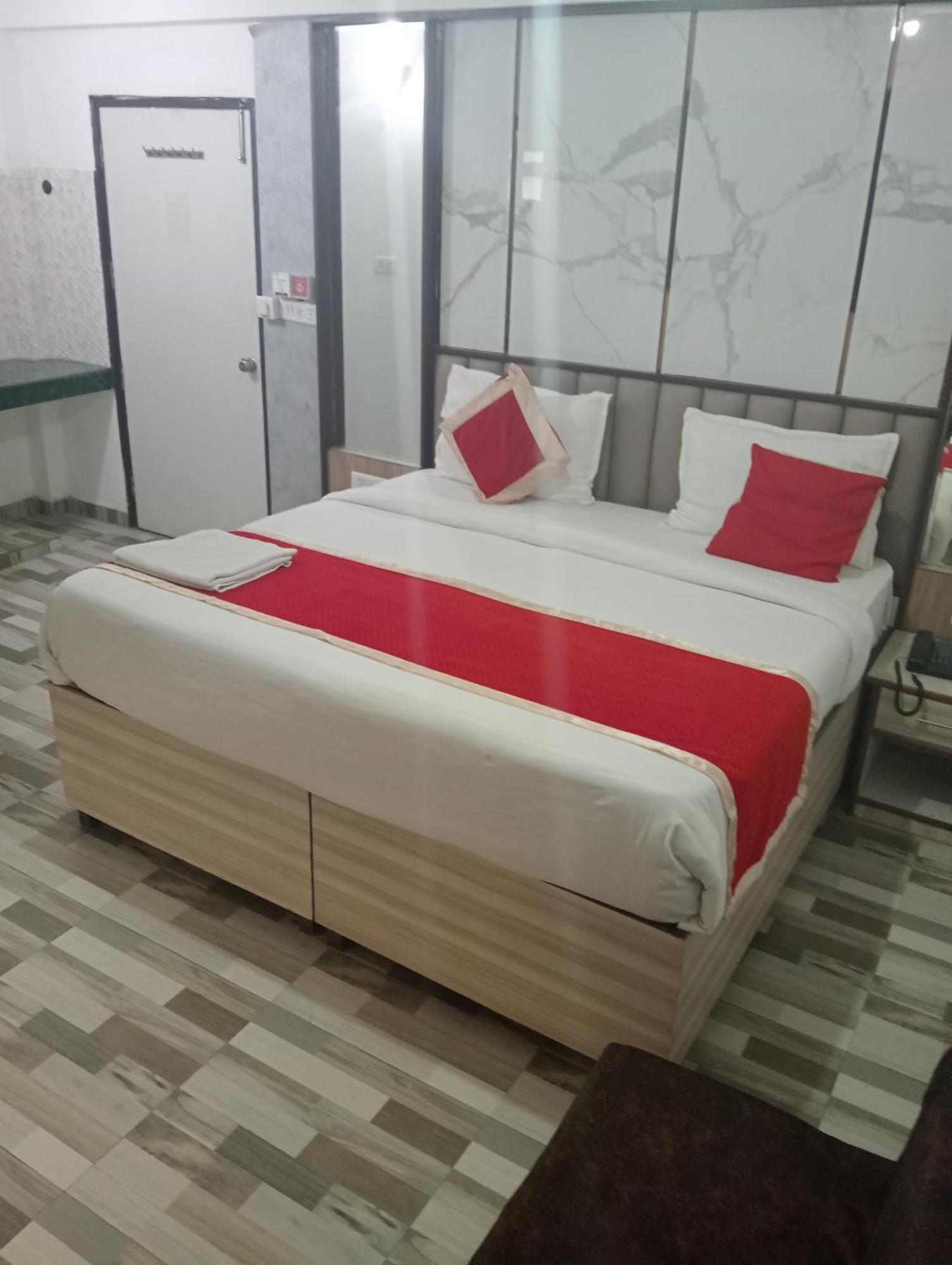 Hotel Clink New Delhi Airport Esterno foto