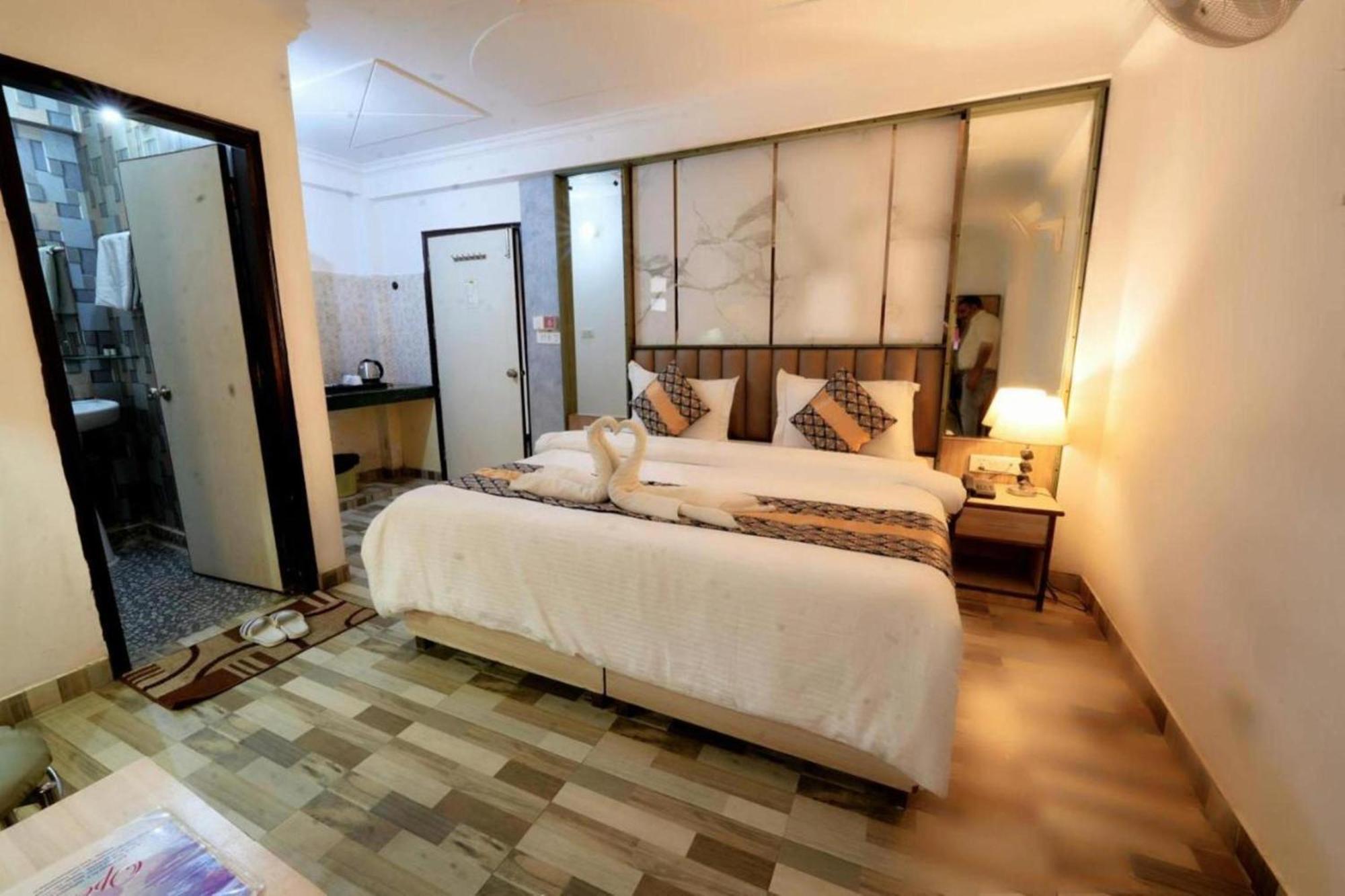 Hotel Clink New Delhi Airport Esterno foto