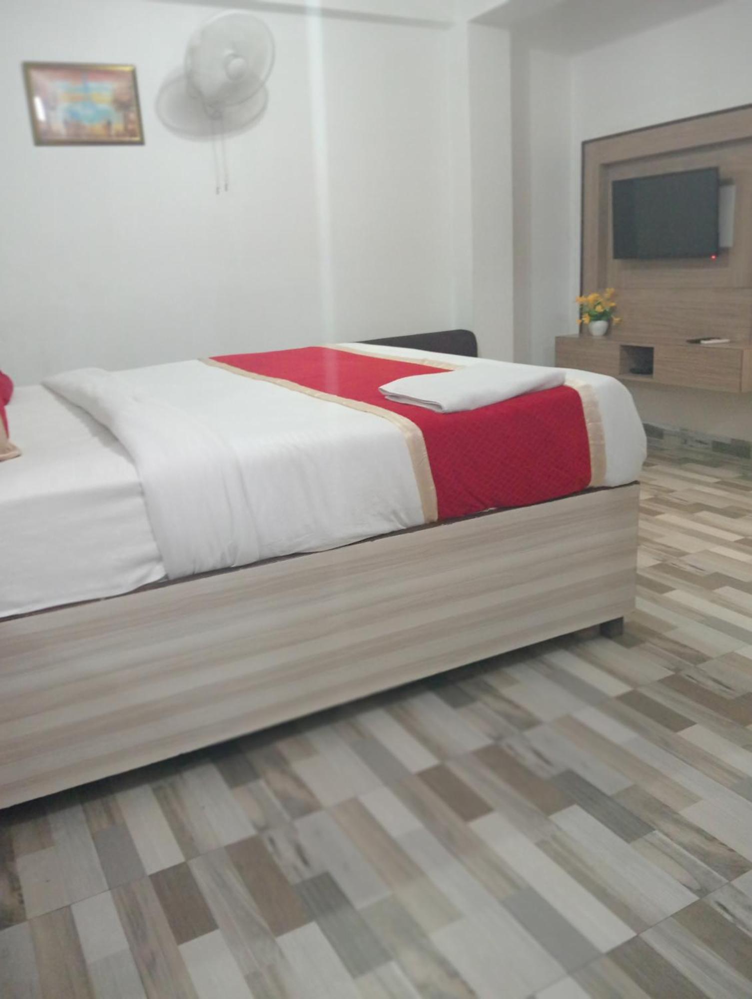 Hotel Clink New Delhi Airport Esterno foto