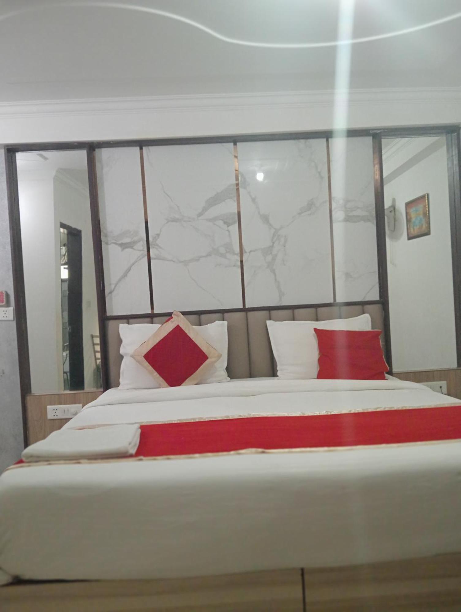 Hotel Clink New Delhi Airport Esterno foto