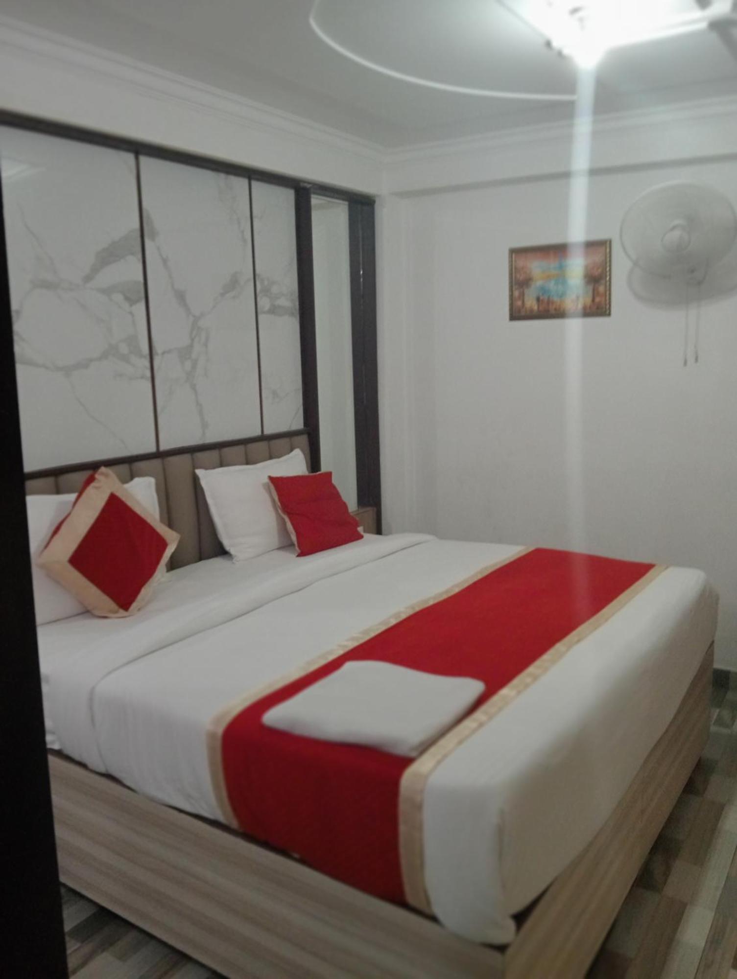 Hotel Clink New Delhi Airport Esterno foto