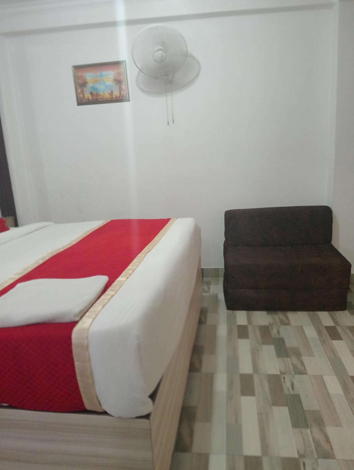 Hotel Clink New Delhi Airport Esterno foto