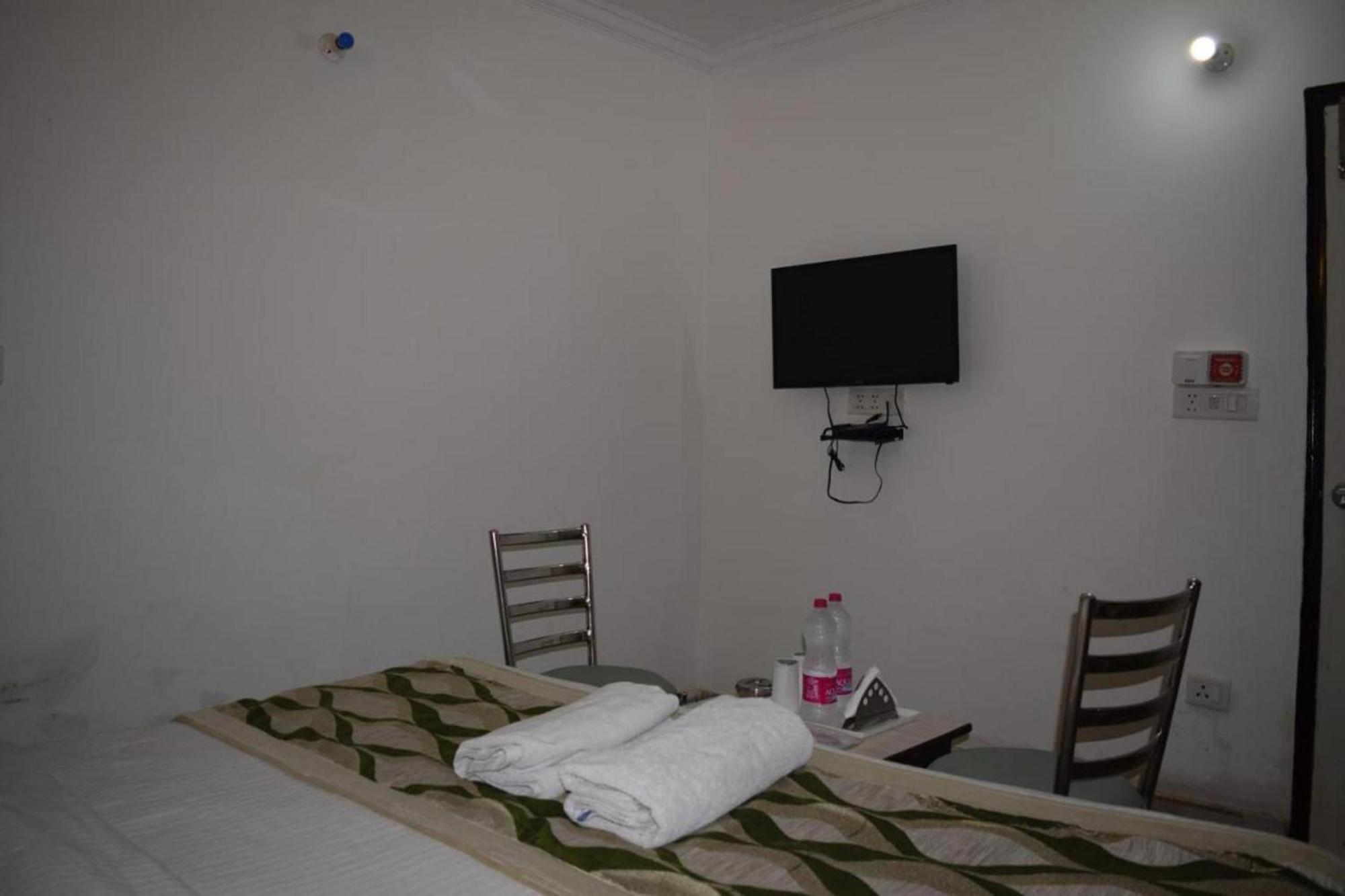 Hotel Clink New Delhi Airport Esterno foto