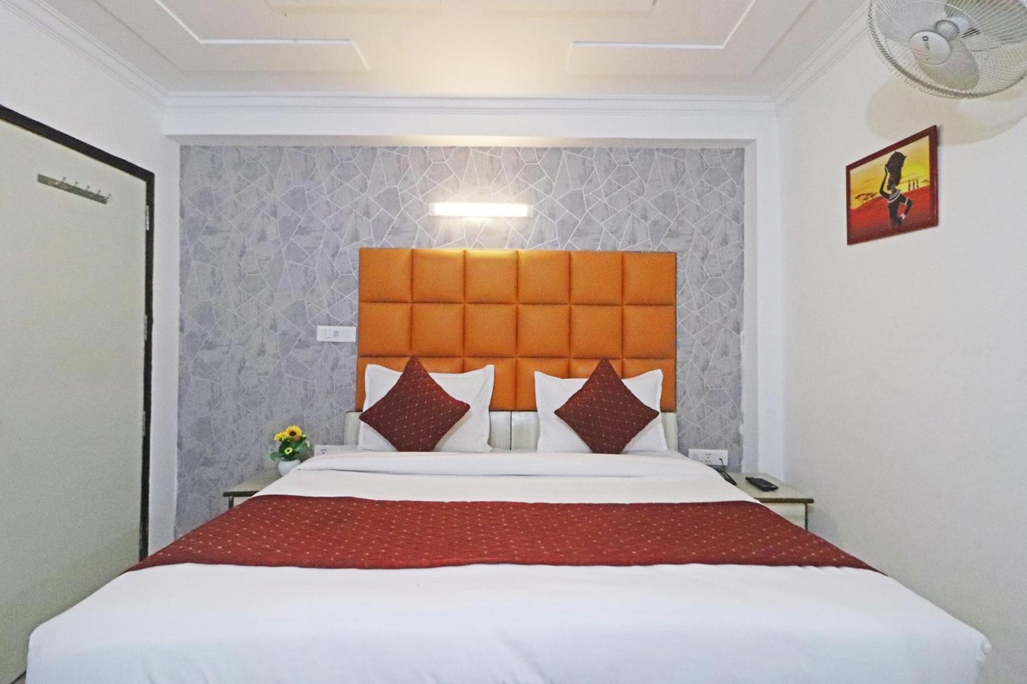 Hotel Clink New Delhi Airport Esterno foto