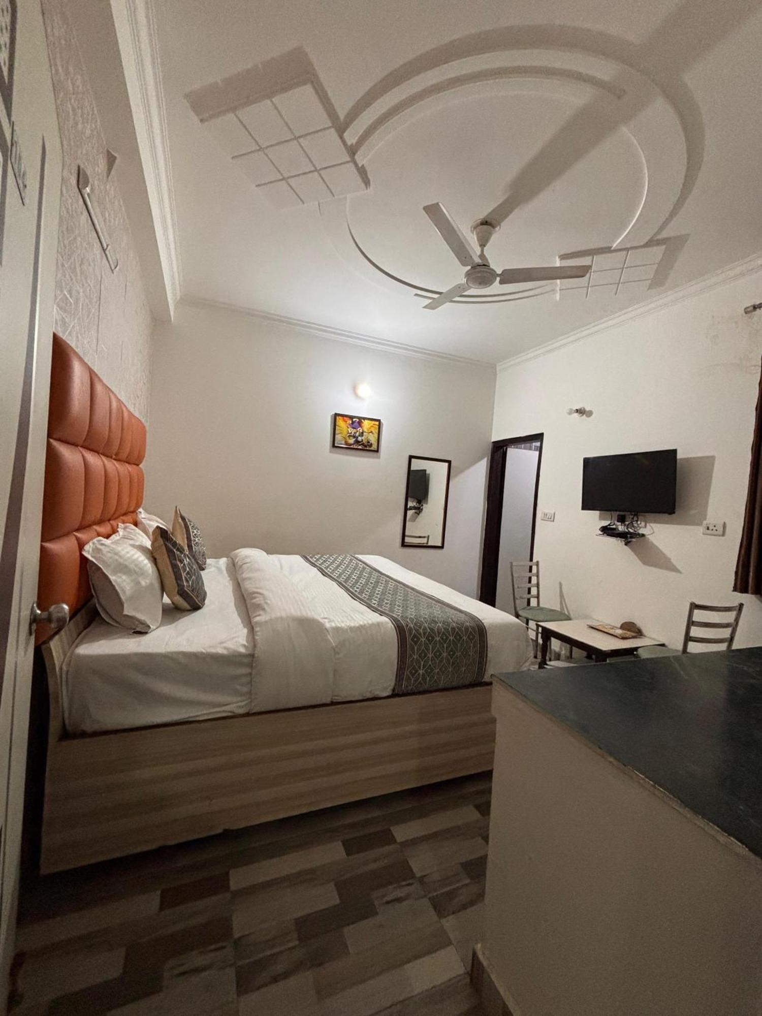 Hotel Clink New Delhi Airport Esterno foto